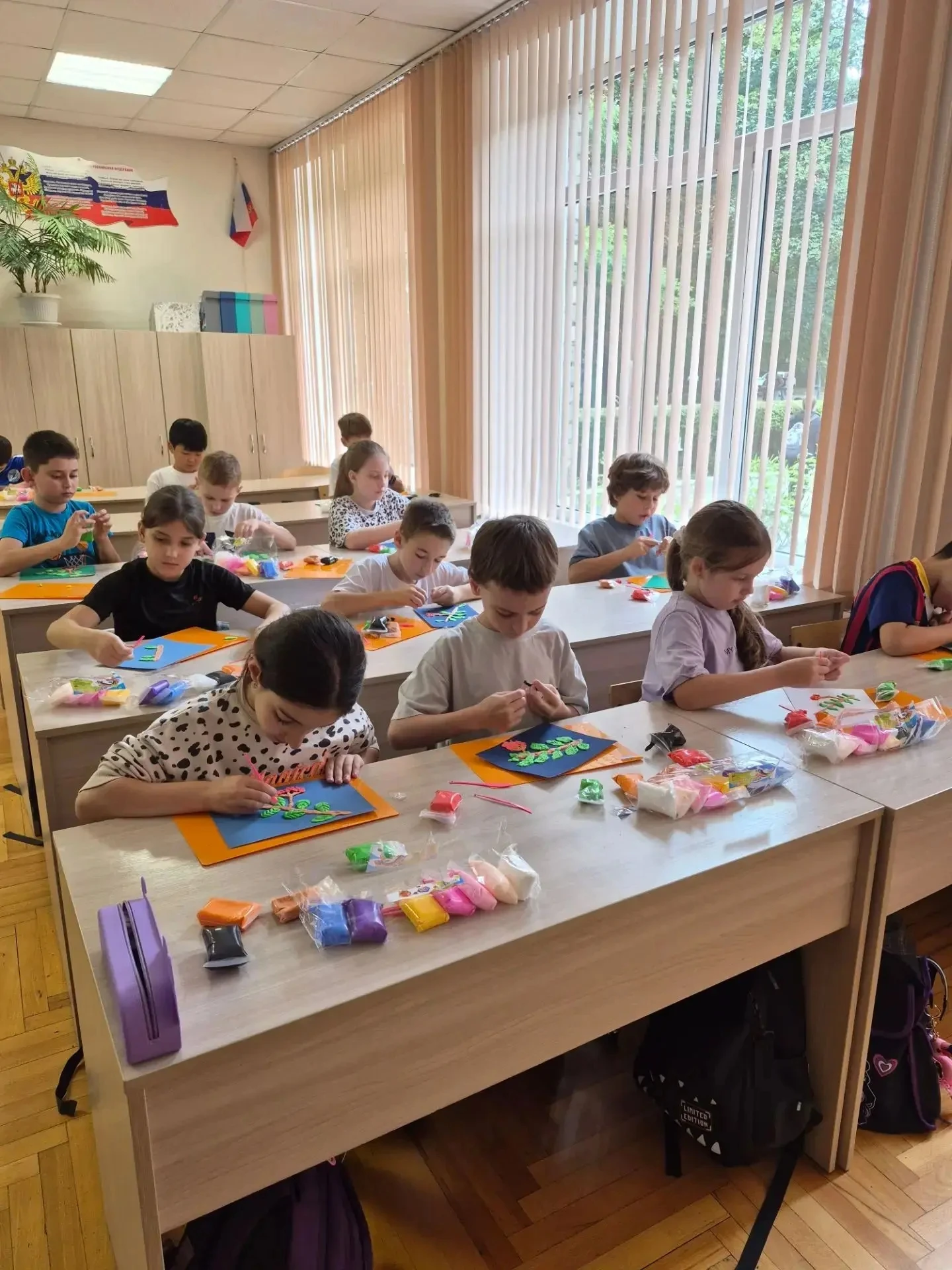 Вчера ребята из 3 "В" класса с особым трепетом и любовью подготовили открытки ко Дню по...