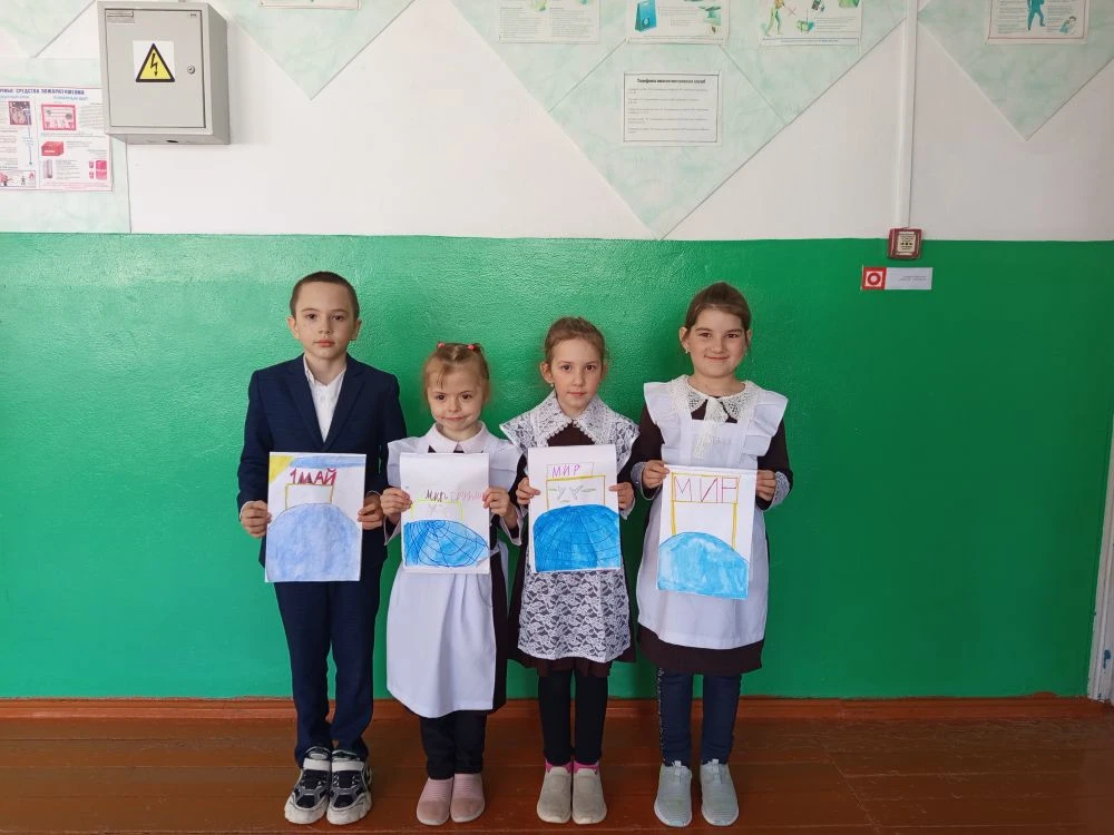 В рамках празднования первомайского праздника провели конкурс рисунков «Праздник Весны и Труда!». За