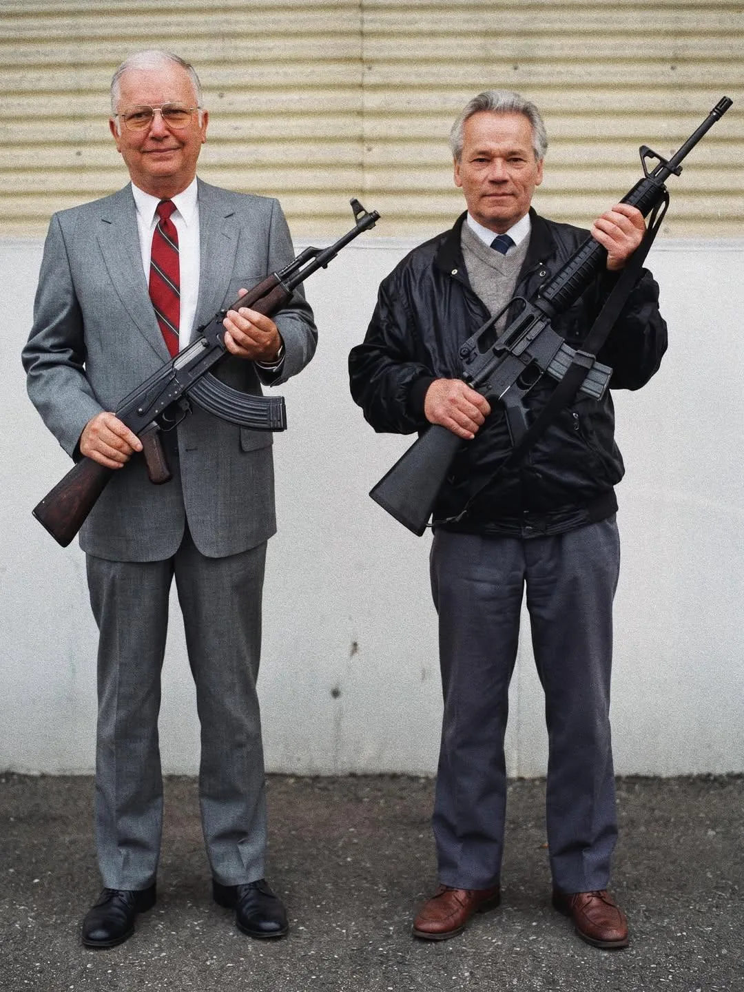 🇷🇺🇺🇸Калашников и Стоунер

Хотя АК и M16 десятилетиями сталкивались в конфликтах по всему миру, с
