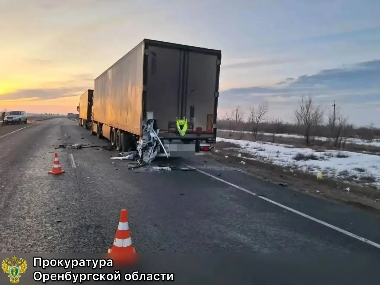 На трассе в Акбулакском районе из‑за спящего водителя фуры погибли два человека