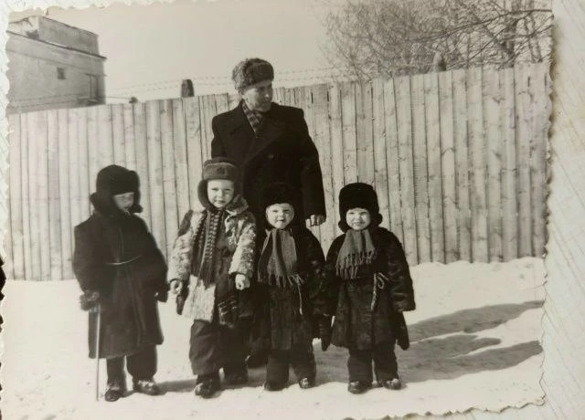 Чудесным снимком поделилась Людмила Виноградова: "1963 год. Осташковская. За ребятами и...