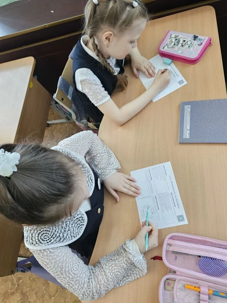 ГИМНАЗИСТЫ УЗНАЛИ, КАК СПРАВИТЬСЯ С ВОЛНЕНИЕМ🧑‍🎓   ☑️🎭 Сегодня после поднятия флага и исполнения гим