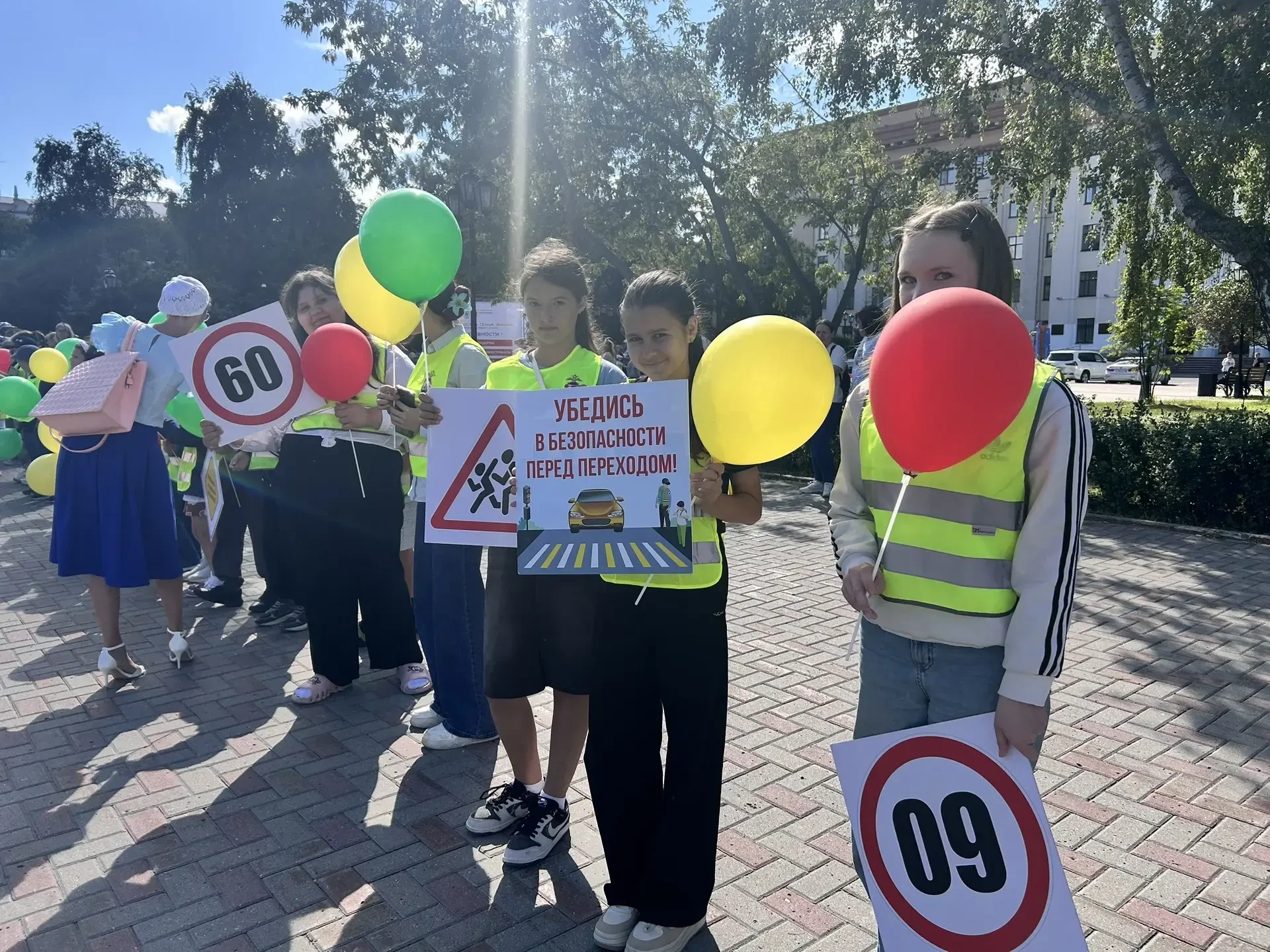 🚌 Акция «Дорога в школу»: встретили водителей улыбками и сделали город безопаснее!