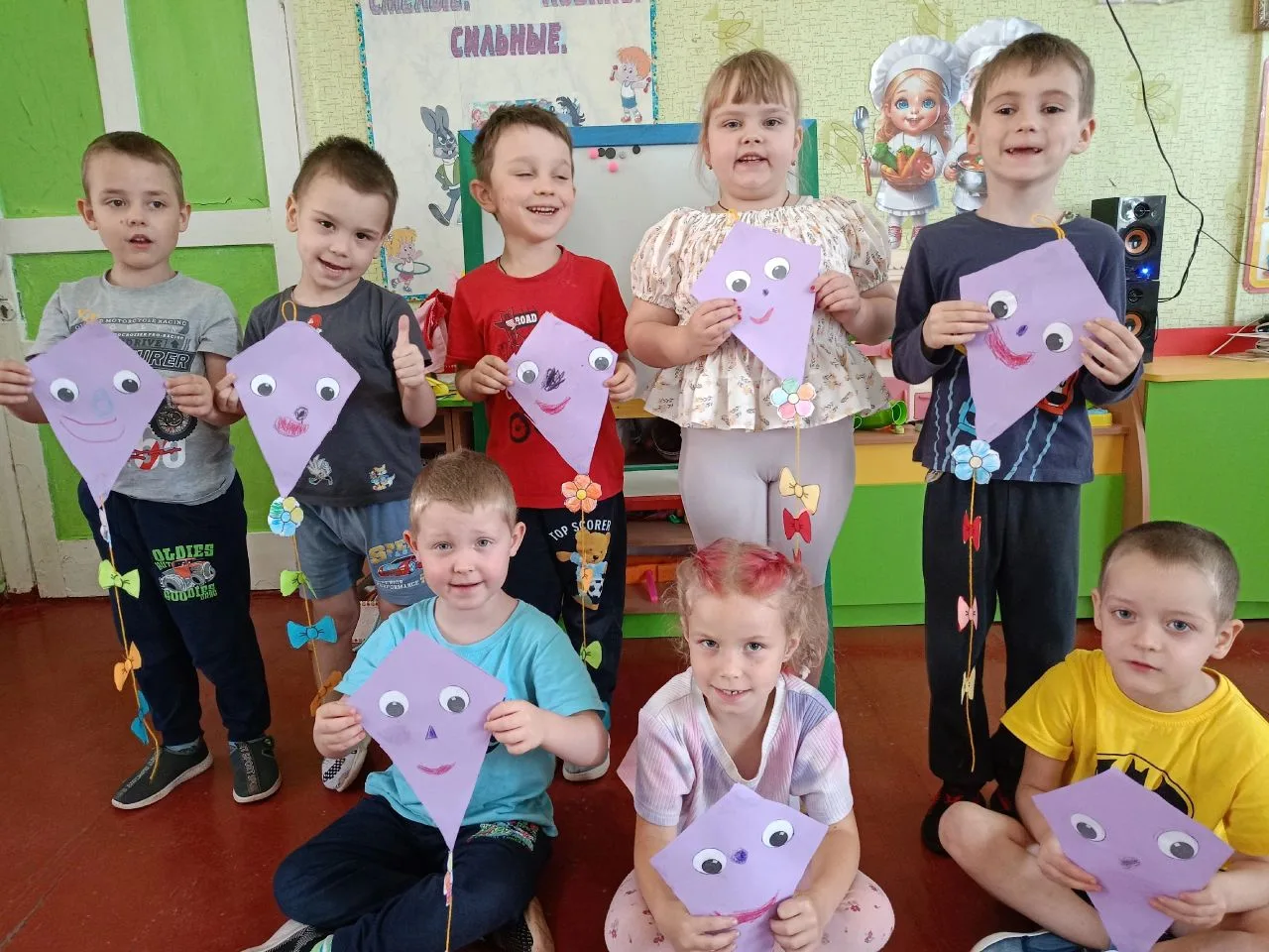 Ребята разновозрастной группы конструировали воздушного змея. Юные мастера с удовольств...