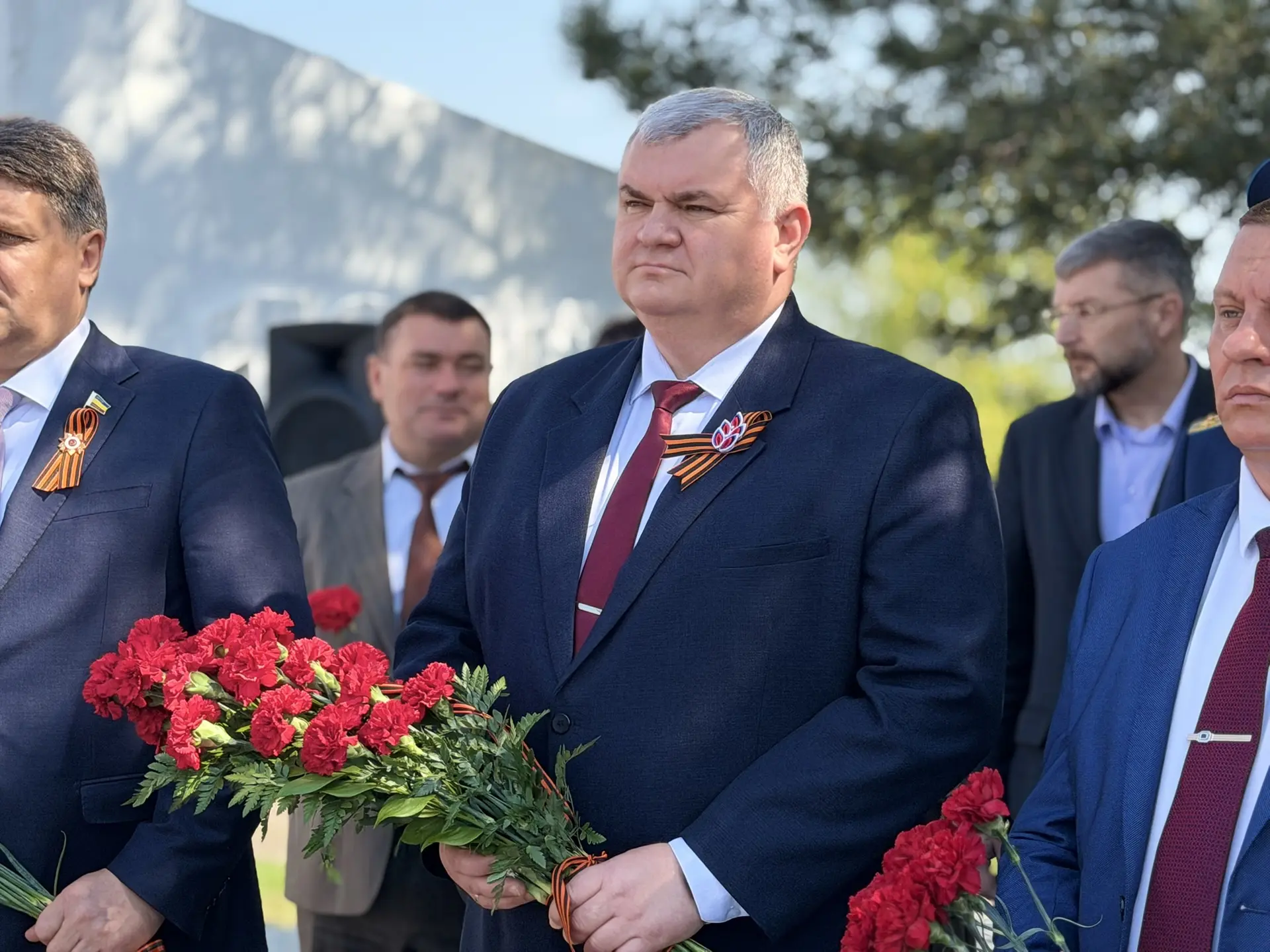 Глава Азовского района Сергей Комаров возложил цветы к мемориалу в Кулешовке  Сегодня, в День Победы