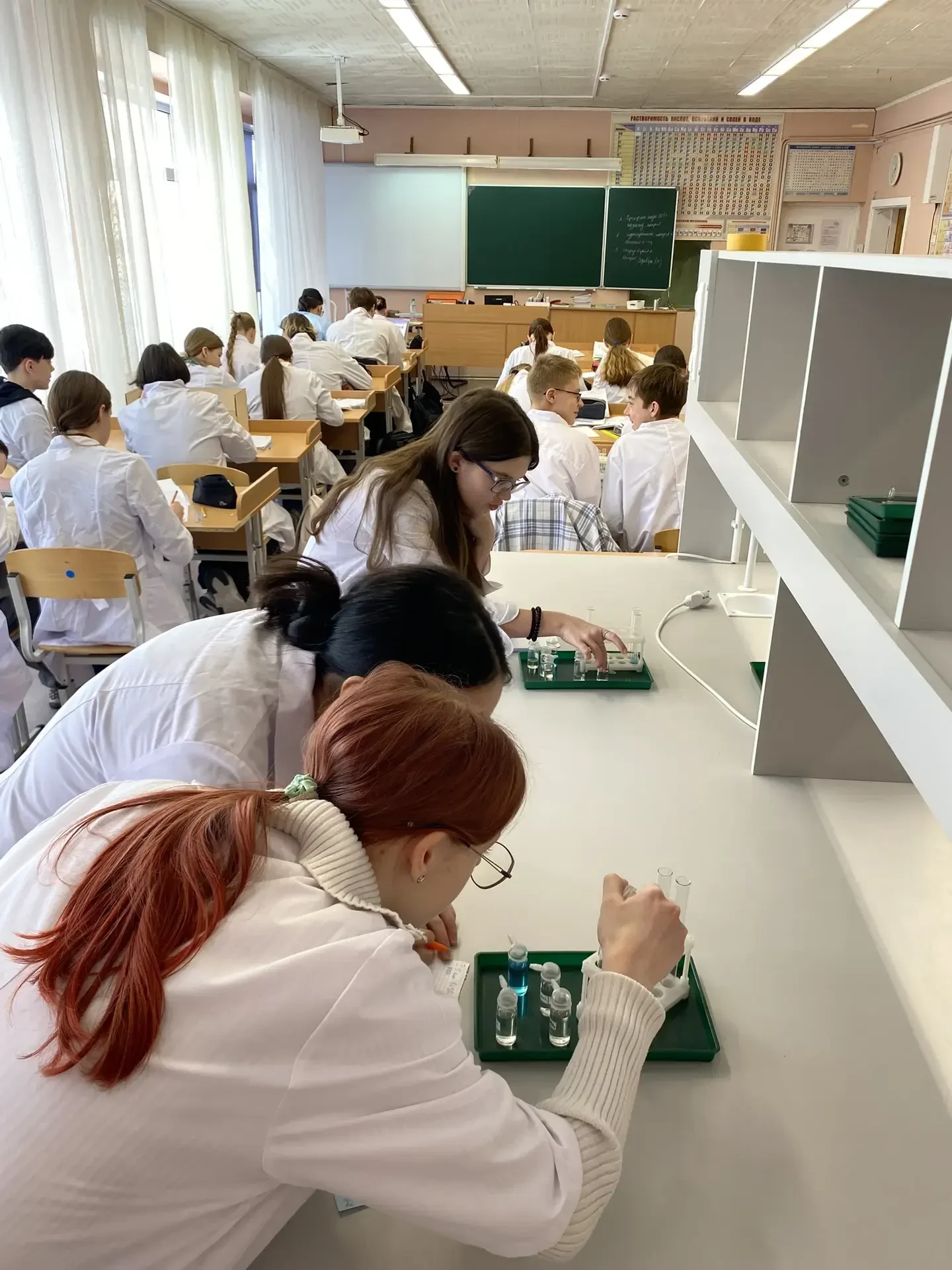 Химия не только сложный, но и интересный предмет. Особенно когда проводятся опыты в процессе изучени