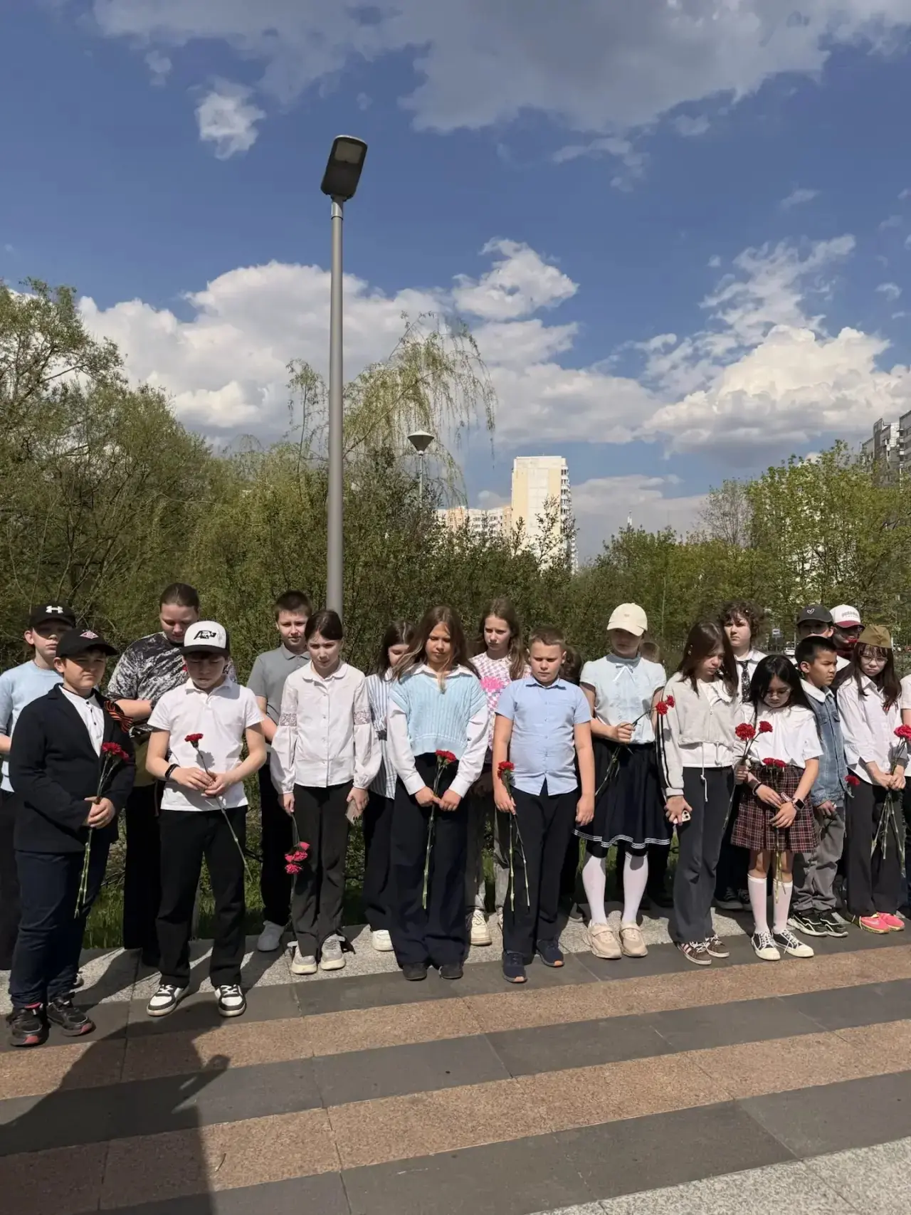 Урок мужества у мемориала !🇷🇺  В преддверии Великого Дня Победы ребята вместе со своими классными ру