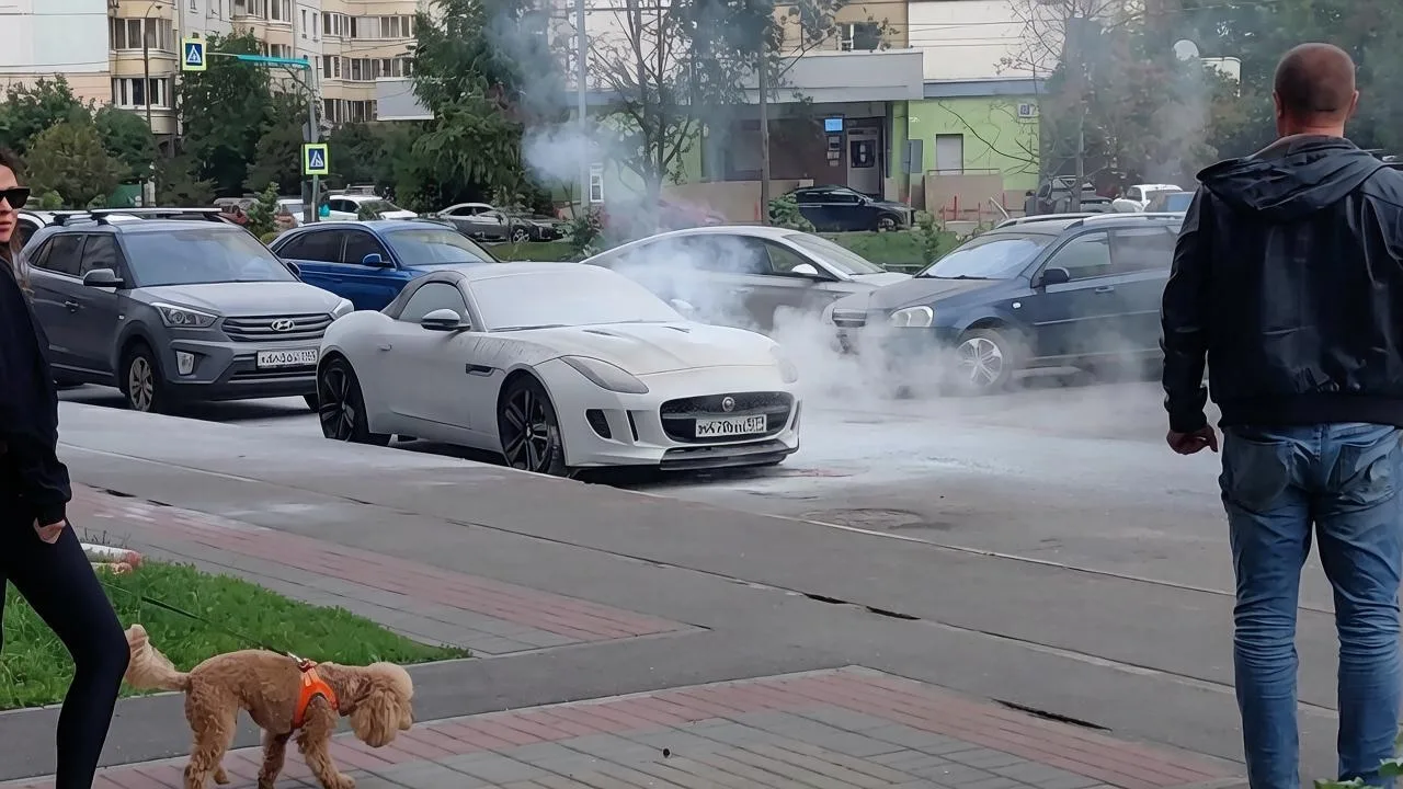 В Трехгорке загорелась машина