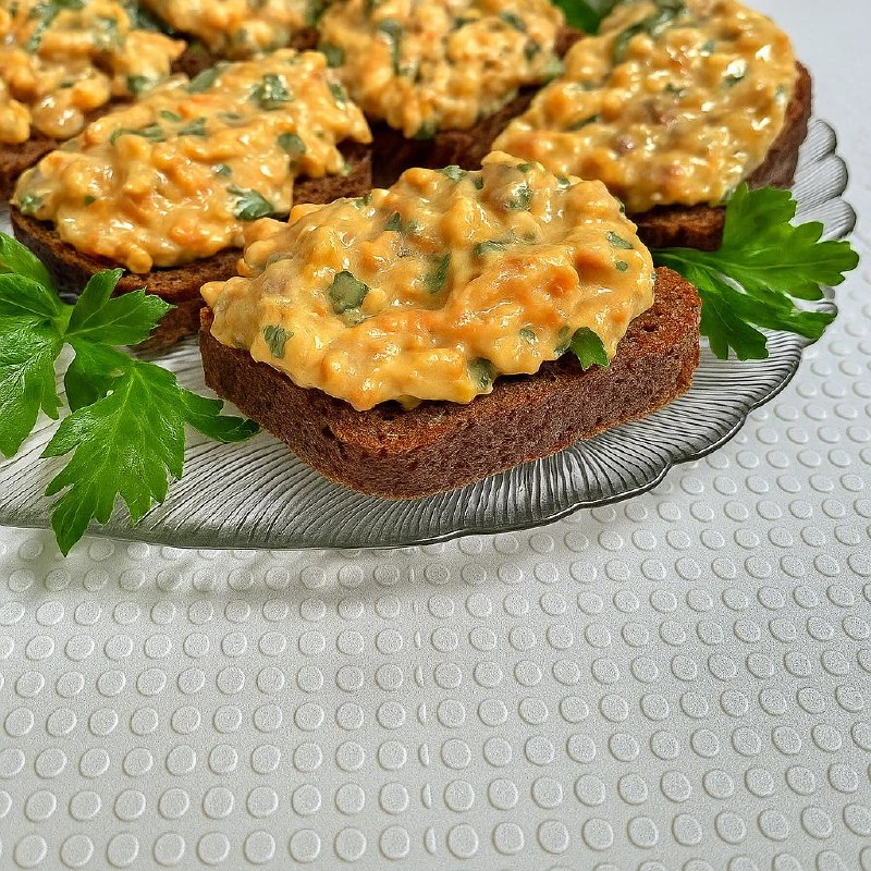 ЗАКУСКА ИЗ СЕЛЬДИ НА ХЛЕБЕ

Простая, яркая и пикантная закуска, которая всегда уместна на празднично