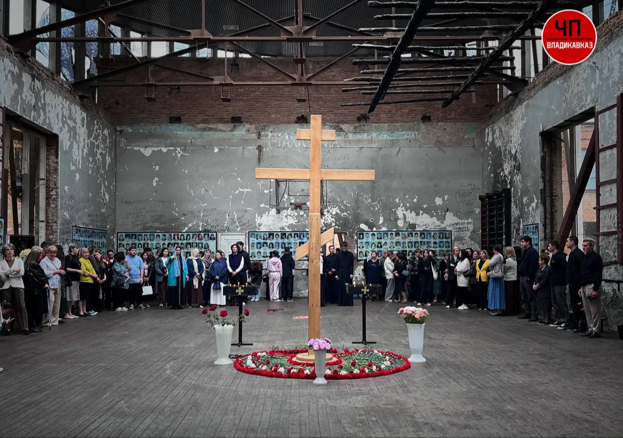 В Беслане начались траурные мероприятия, приуроченные к 22-й годовщине одной из самых с...