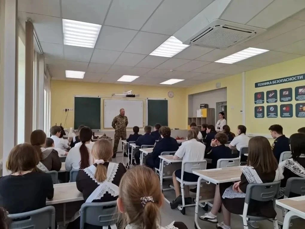 В 7А и 7Г классах прошел важный и эмоциональный Урок Мужества. Почетным гостем встречи стал участник