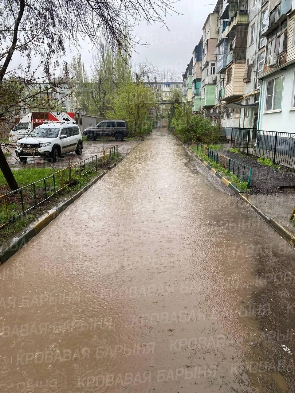 🌊 В Астрахани жители десятилетиями не могут избавиться от огромной лужи во дворе