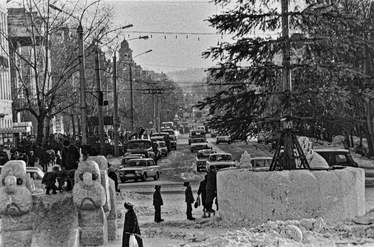 📷 Вид с площади на улицу Ленина в сторону Дома офицеров, зима 1994 года.