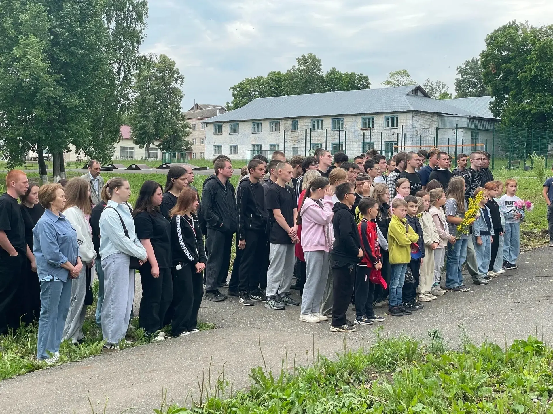 🕯️🇷🇺 Сегодня, в День памяти и скорби, студенты нашего техникума и школьники собралис...