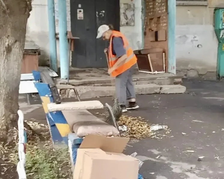 🧹Утренняя уборка придомовой территории по адресам: