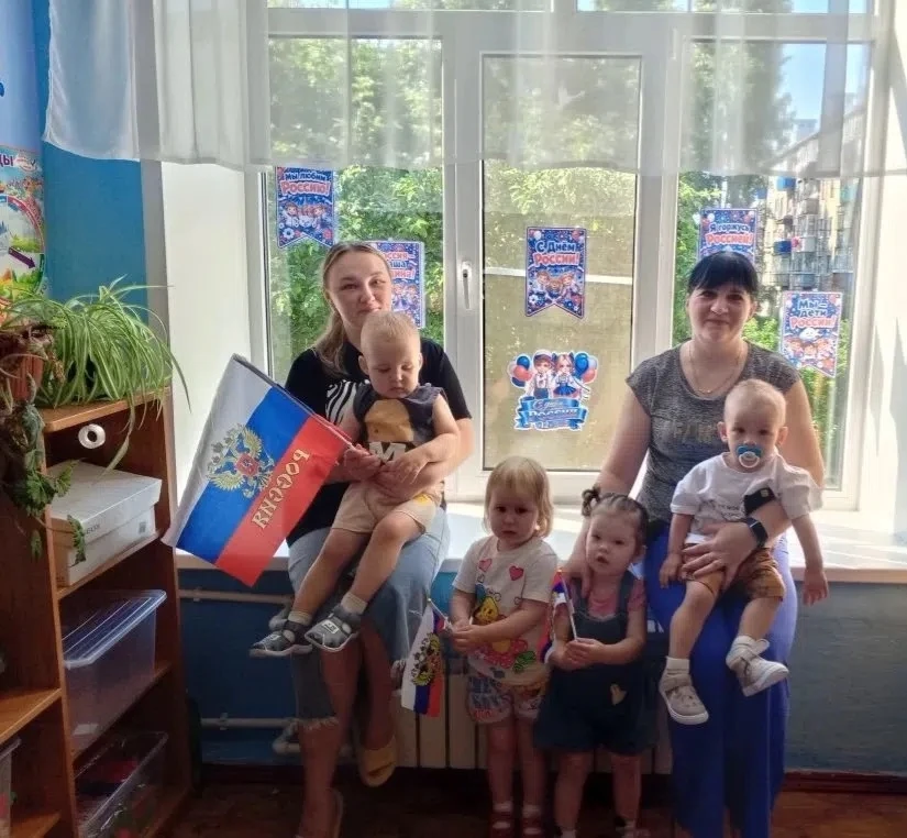 Воспитатели 1младшей группы №12 Дементьева Э.В. и группы №11 Подуфалова А. В. приняли у...