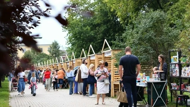Яблочно-книжный фестиваль в Коломне, ежегодно объединявший читателей, писателей и издат...