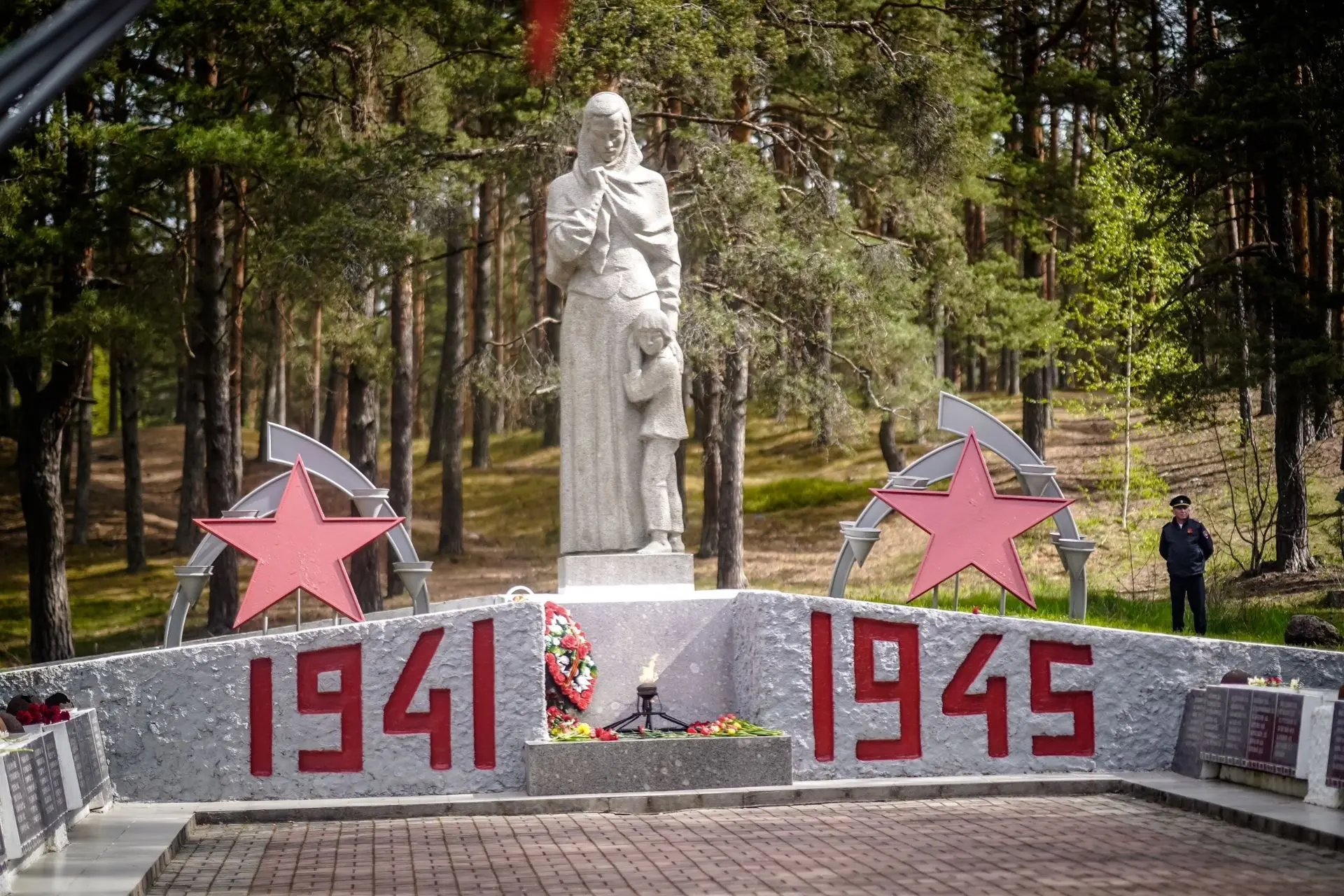 С добрым утром!

Вспомним в этот день подвиг наших сродников, защитивших Отечество и весь мир от фаш