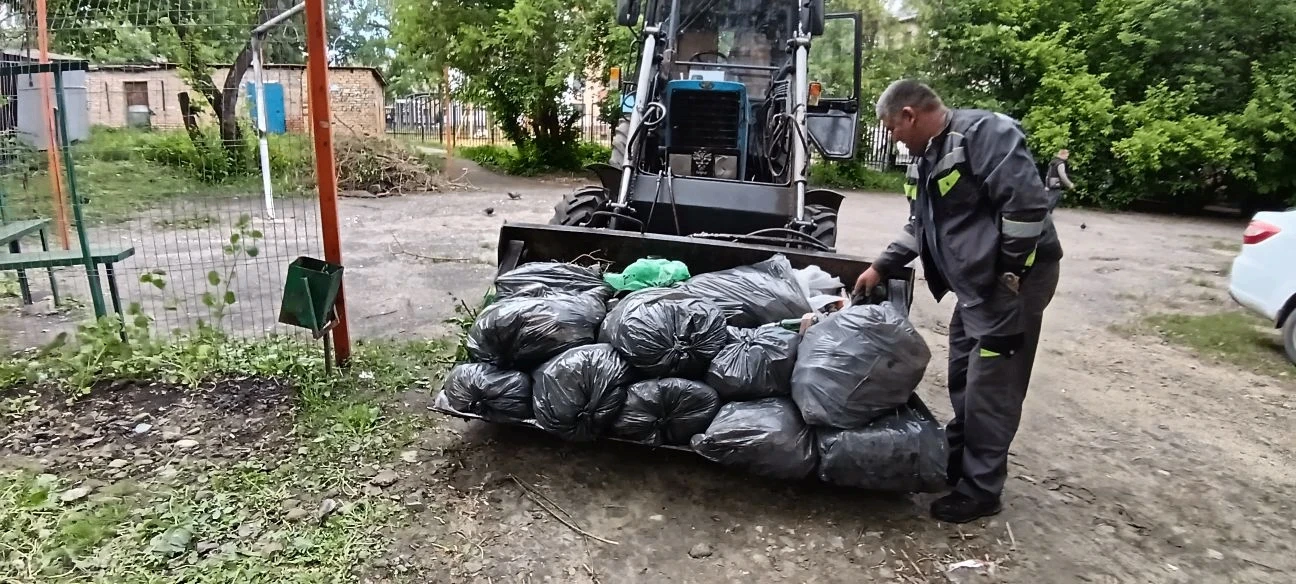 Специалисты привели в порядок придомовые территории: выполнили покос газонов, вывезли с...