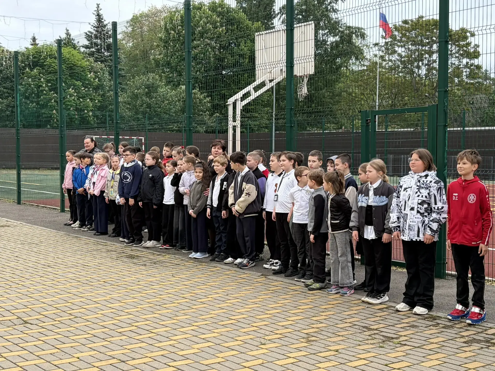 18 мая состоялась последняя торжественная линейка поднятия флага, на которой мы с детьми поговорили 