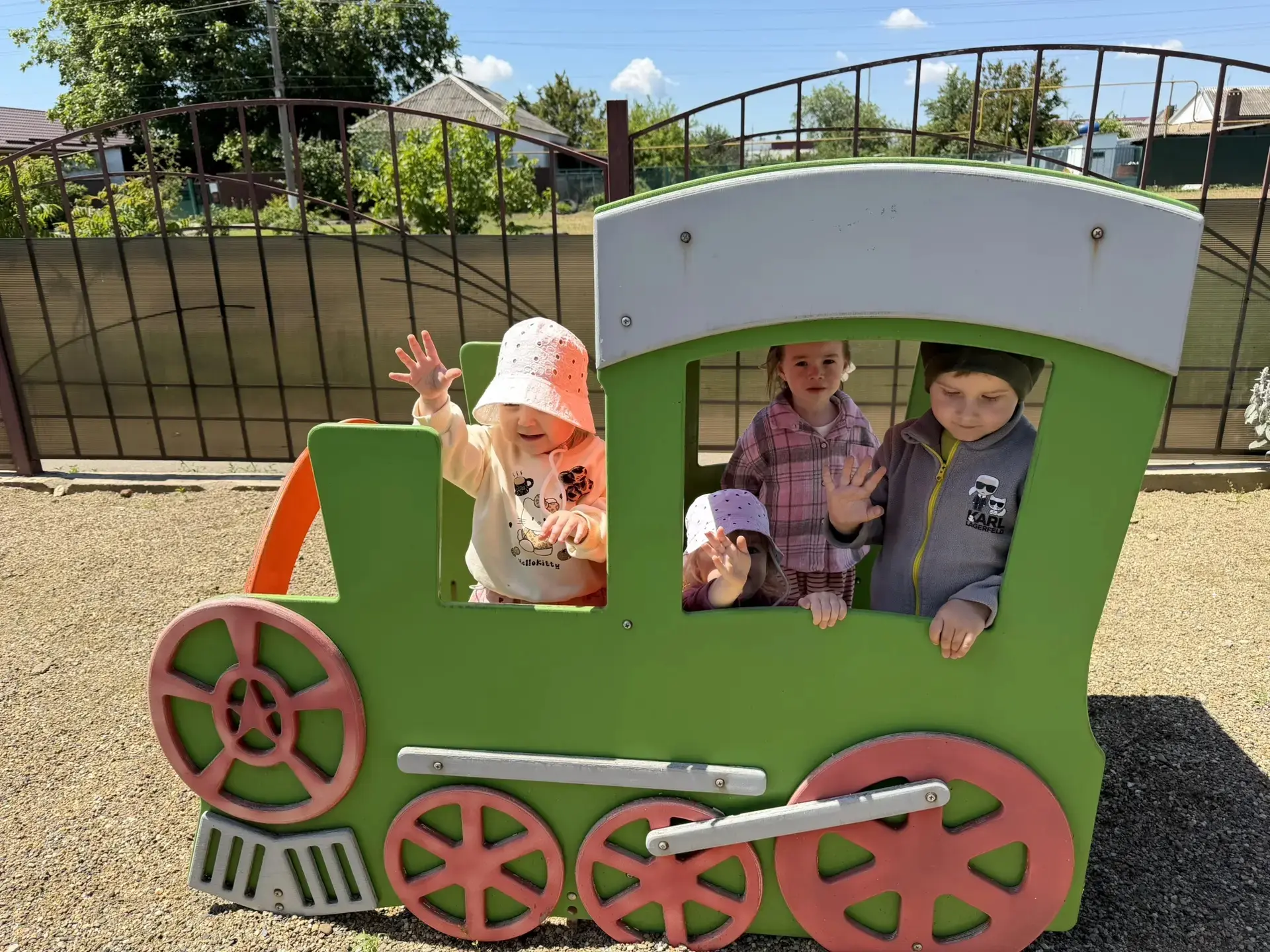 Лето 🌤️☀️🌈 — прекрасная пора, его ждут и взрослые 😍, и дети 🥳👶👧👦! Это пора веселья 💃🎉, игр 