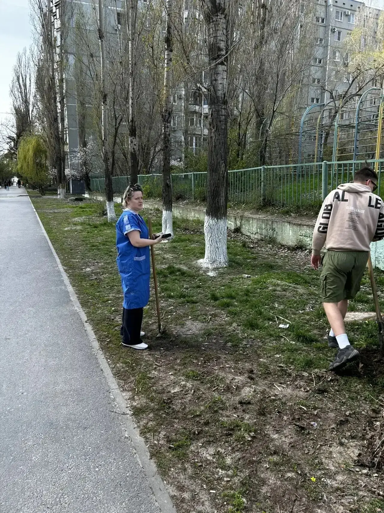 ✨ Учителя МОУ СШ №5 приняли активное участие в общегородском субботнике! ✨ Сегодня наши педагоги вме