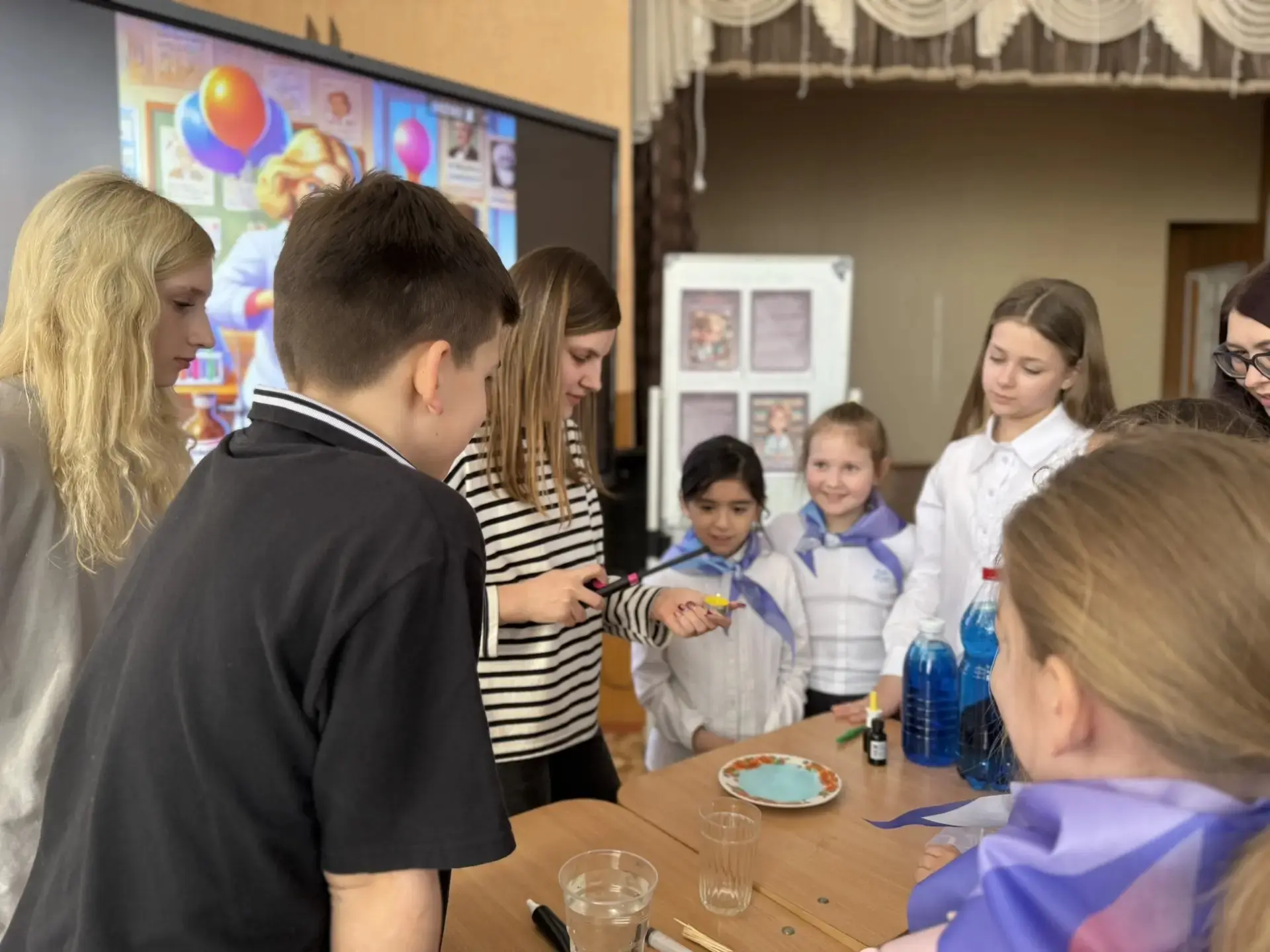 📣 Итоги прошедшей недели в школе №11🏫  🎎Начали неделю с важного события — открытия Года единства нар
