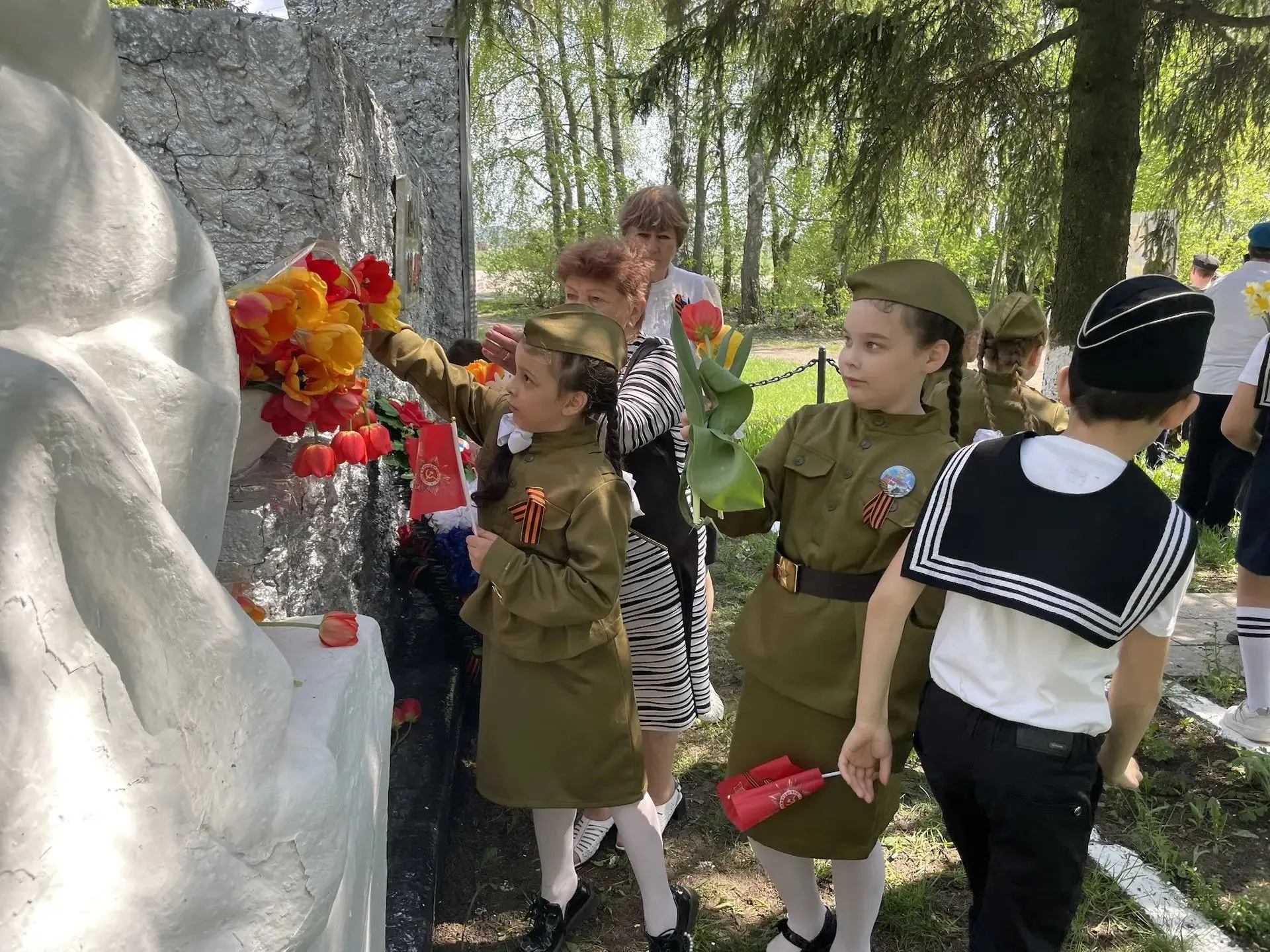 Сегодня в поселке Правда у обелиска «Скорбящая мать» прошла  Линейка Победы. Учащиеся центра образов
