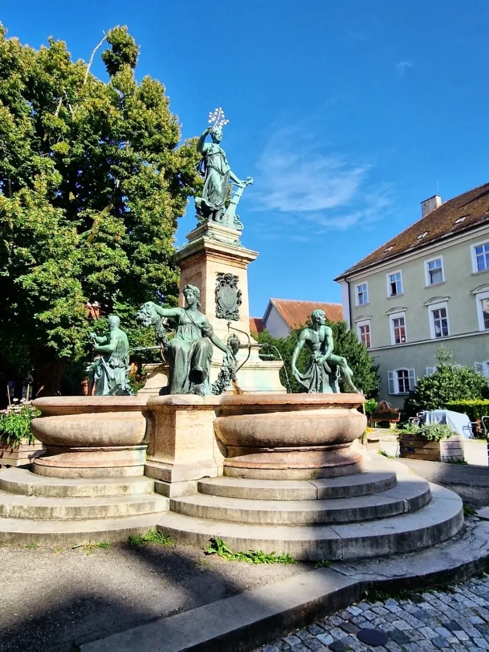 Линдау (нем. Lindau) — исторический город на острове в восточной части Боденского озера, районный це