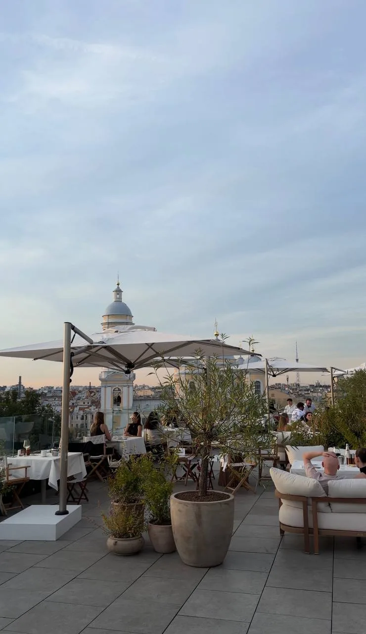 сохраняйте одну из самых красивый веранд Петербурга 

📍 Aga 

10 лет назад на этой крыше был рестор