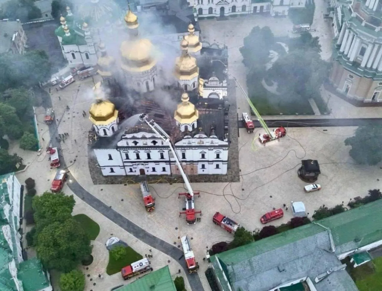 Хохлы, а как так получилось, что в лавру есть прилёт, а окна совершенно целые? 
А не подожгли ли вы 