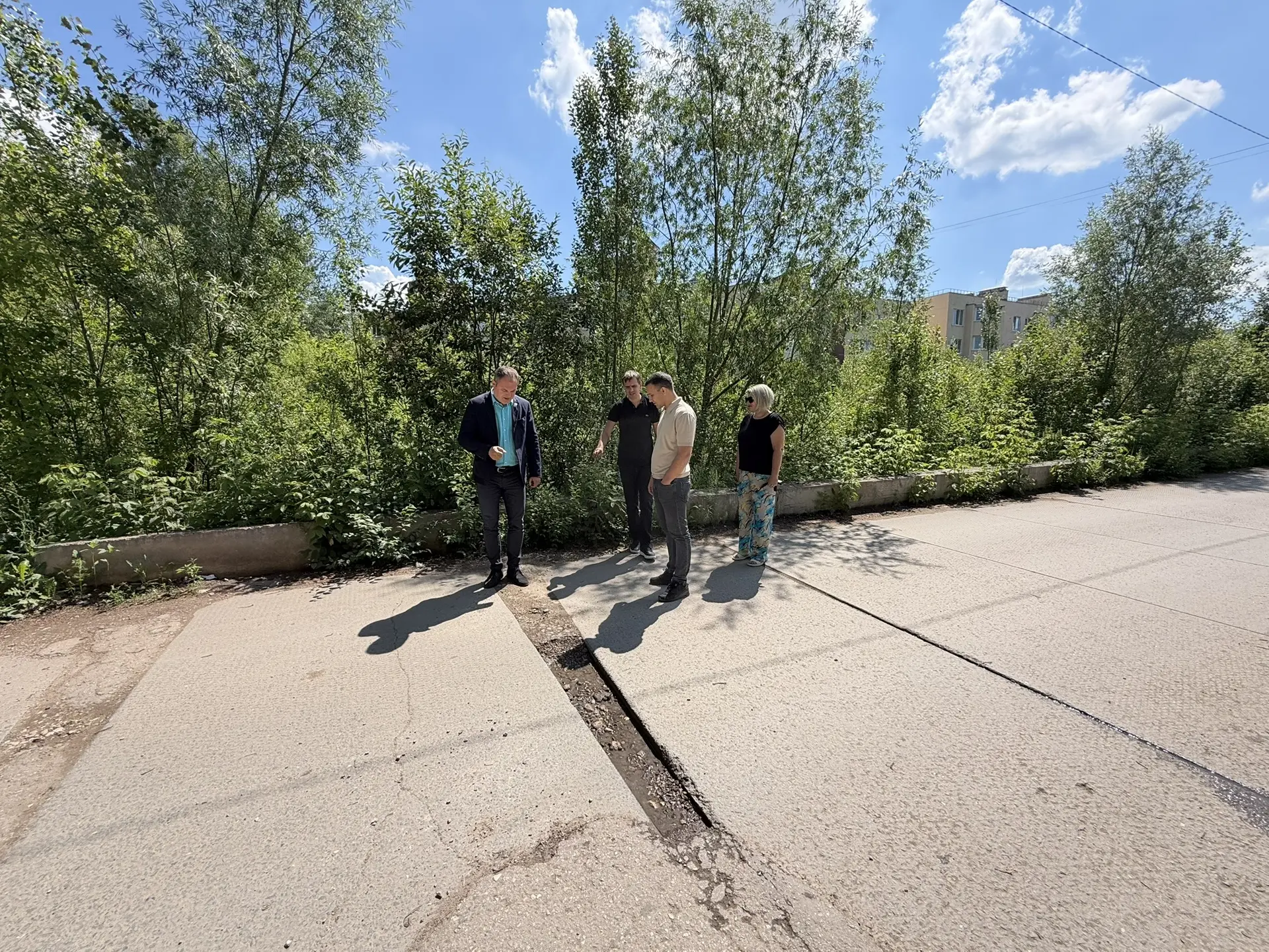 Рабочую неделю начали с выезда в микрорайон В-2. Вместе с представителем общественного совета Людмил