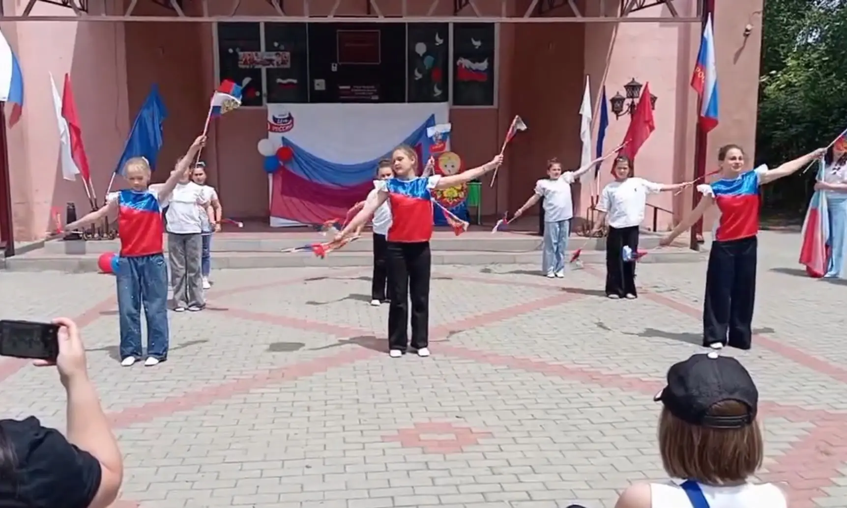 12.06.2026 Дышали в унисон на концерте «Обнимая Родину сердцем»!❤️
На площади Султанского Дома культ