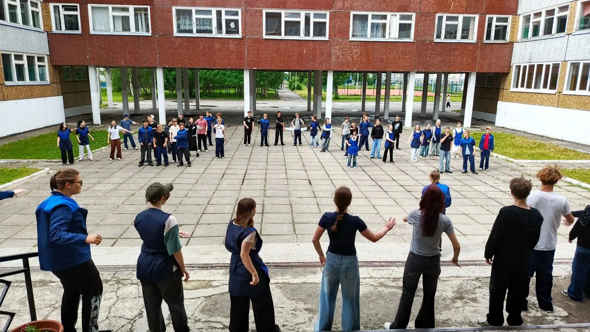 Четвертый день работы "Добротворца" начался, конечно,  с зарядки. Затем ребята продолжили наводить п