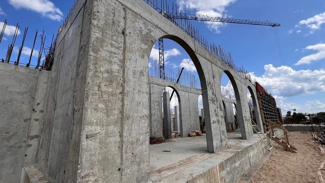 🏗 В Твери продолжается восстановление Речного вокзала

На площадке у слияния Тверцы и Волги активно