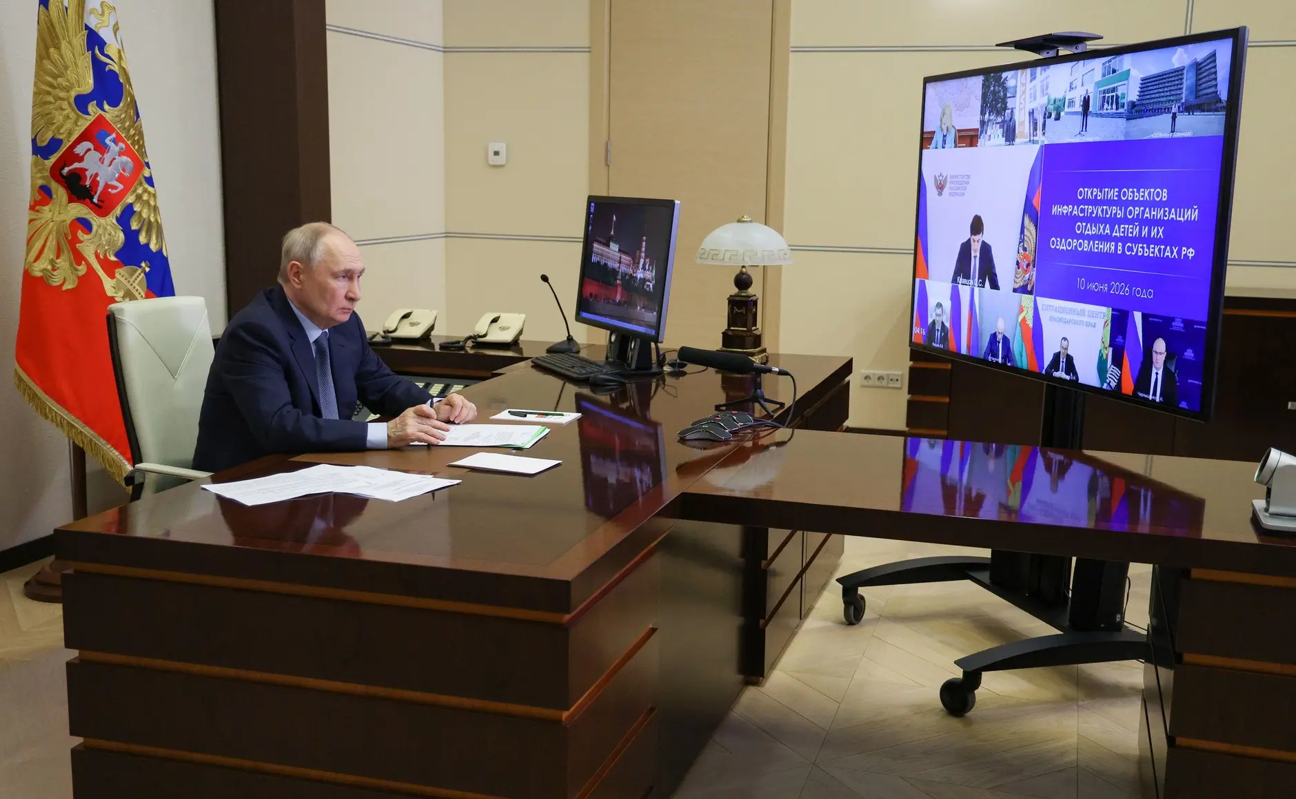 Владимир Путин на совещании с членами Правительства особое внимание уделил мерам поддер...