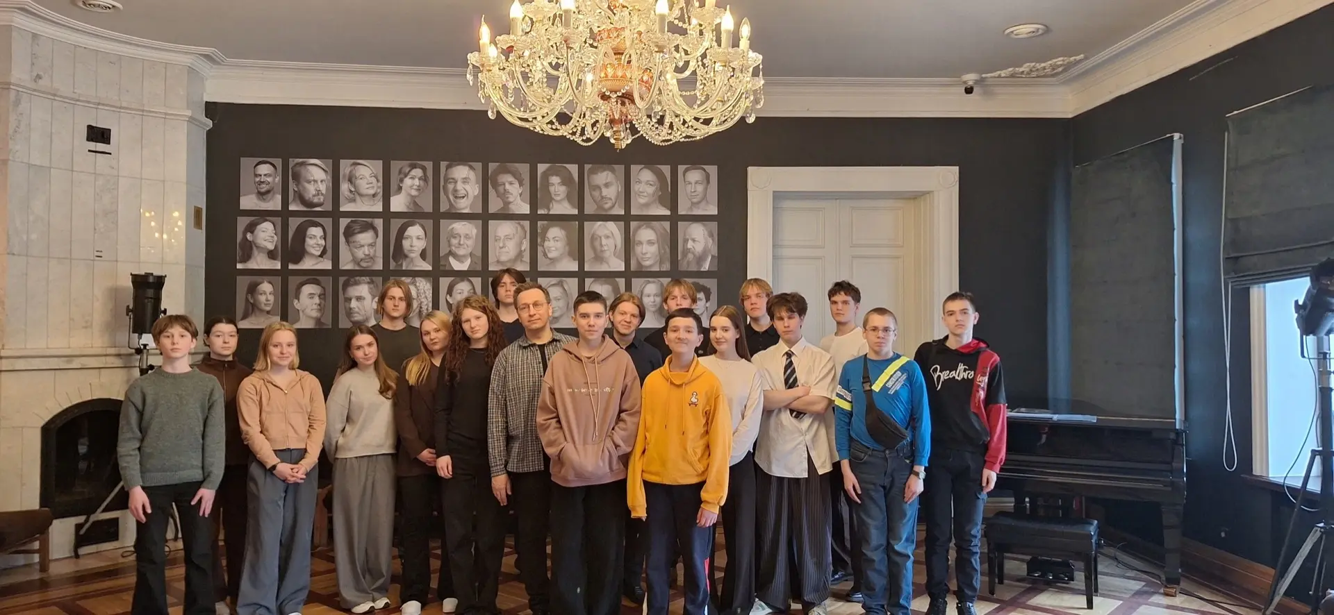 🎭 Погружение в закулисье: наши ребята в гостях у Молодёжного театра!
В продолжение со-бытия «Диалог