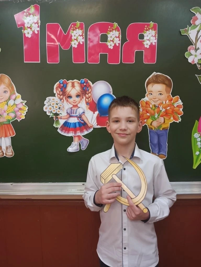 Учащиеся 3В класса поздравляют всех с Первомаем!  Праздник жизни и труда,  Праздник яркий — как всег