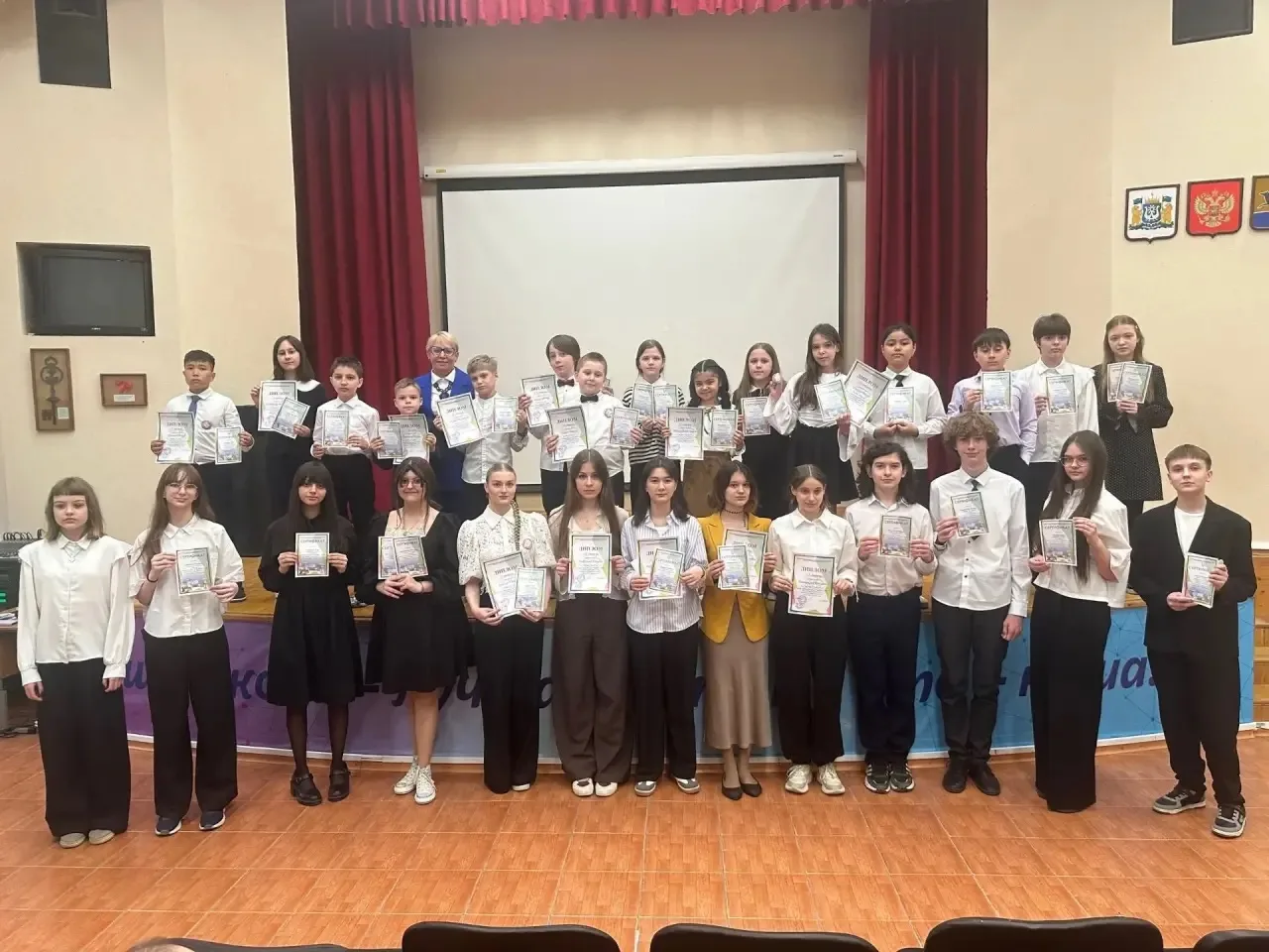 Награждены победители и участники школы-конкурса «Ученик года»! 💫  Сегодня в нашей школе прошла торж