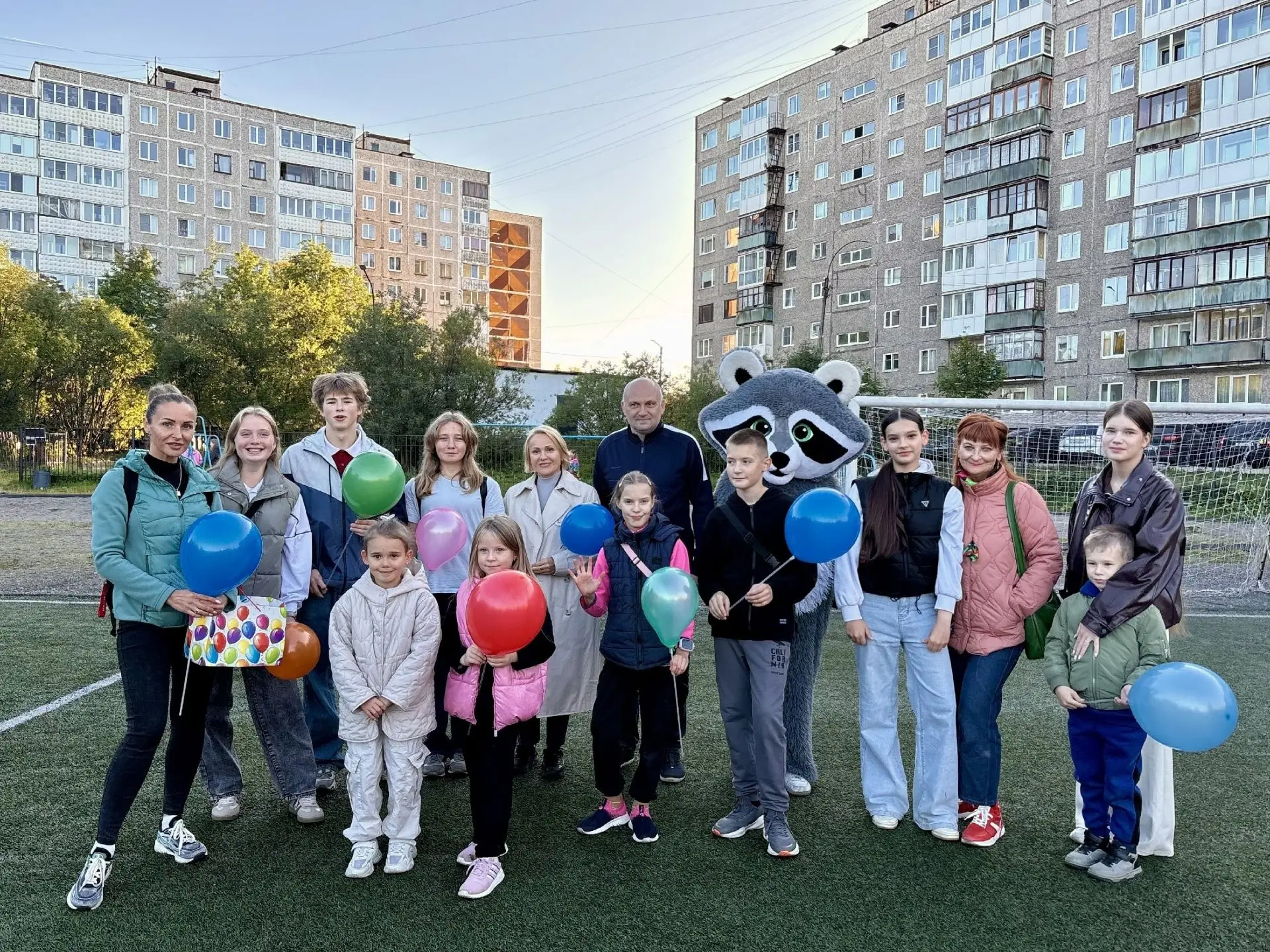 🎉Педагоги "ЦПВ "Юная Гвардия" поддержали воспитанников-юнармейцев на празднике двора и...