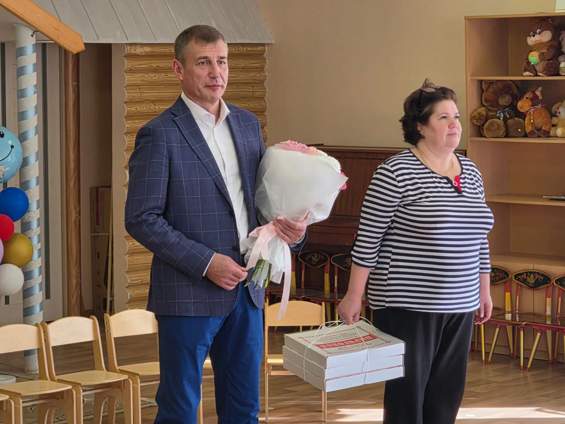 С депутатом горсовета Еленой Романовской поздравил коллектиа детского сада Жемчужинка с...