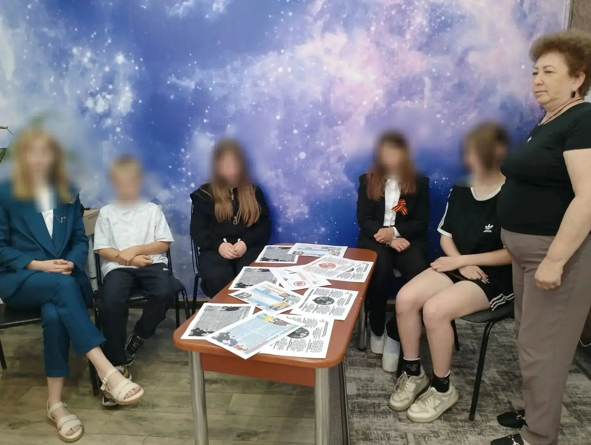 Психолог ГАУ СО КЦСОН Самойловского района провела круглый стол с несовершеннолетними и родителями п