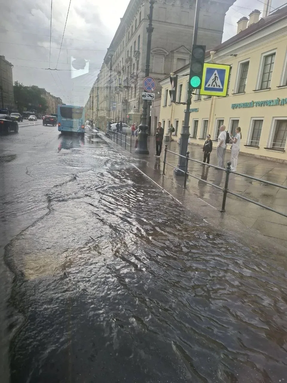После мощного ливня на площади Александра Невского появилась огромная лужа.

В Центральном районе вы