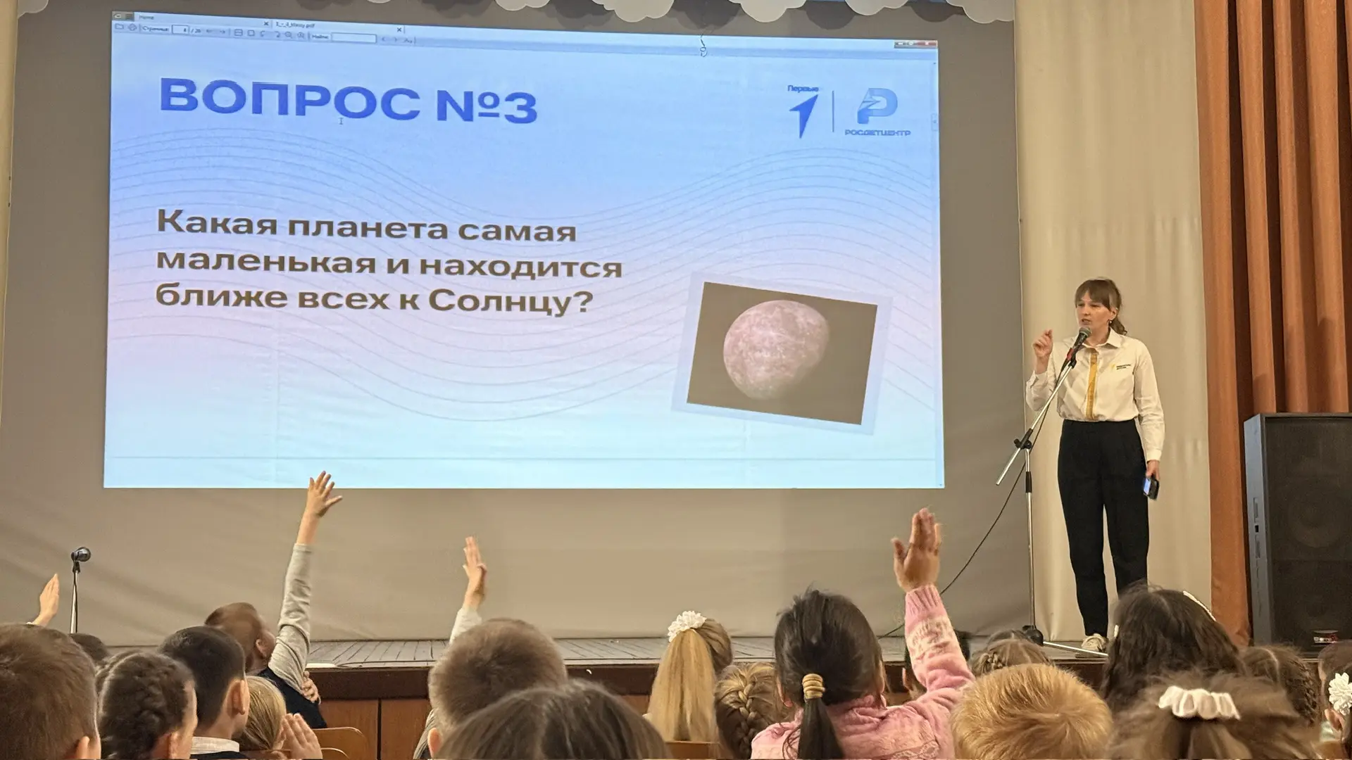 КОСМИЧЕСКИЙ ДИКТАНТ 🪐  ✍🏻 Наши ребята каникулы проводят с пользой. В преддверии Дня космонавтики обу