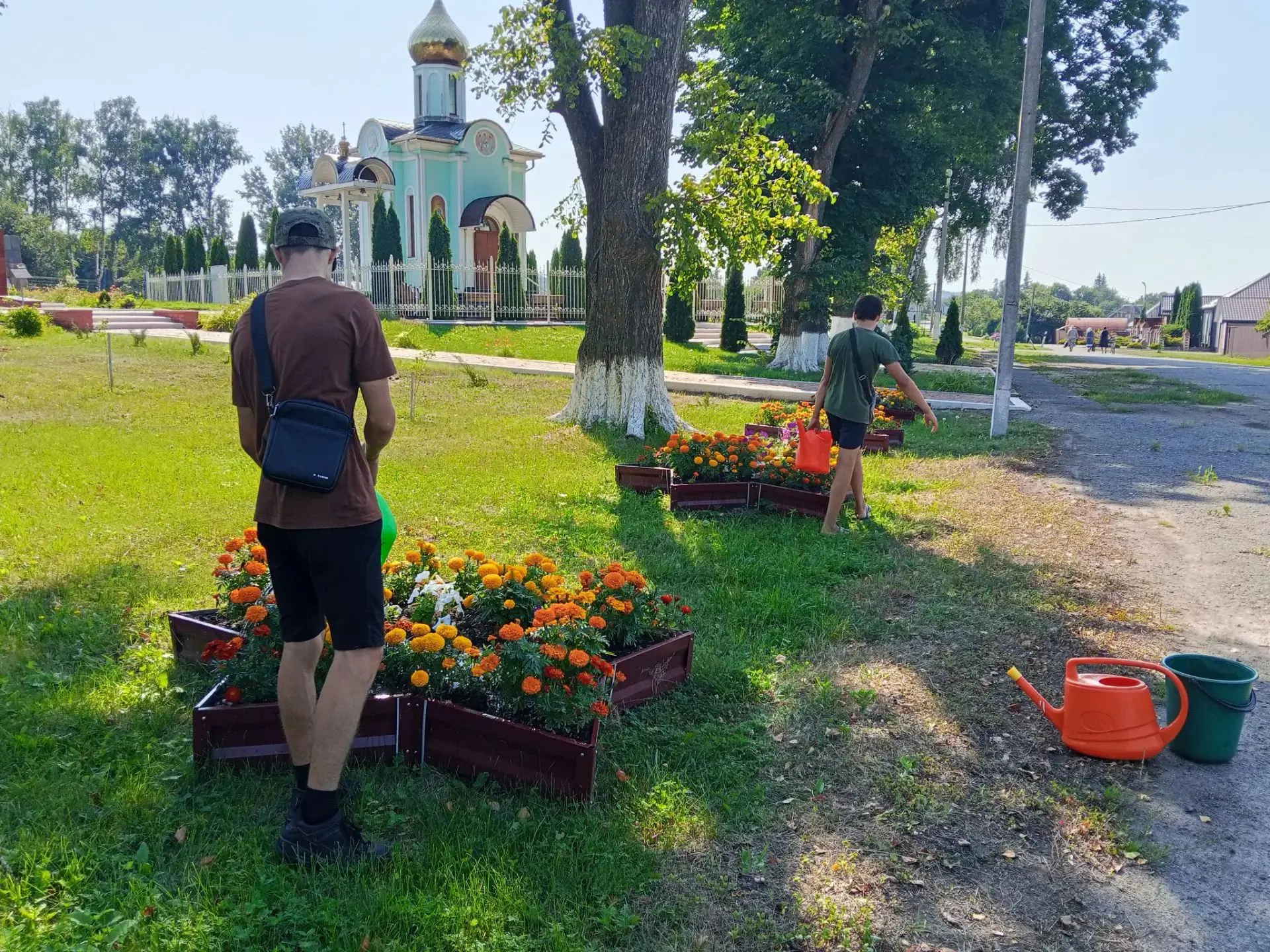 Продолжается временное трудоустройство несовершеннолетних граждан