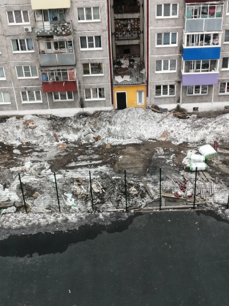 Добрый день, подскажите кто должен убирать строительный мусор, после кап. ремонта крыши? На Дзержинс
