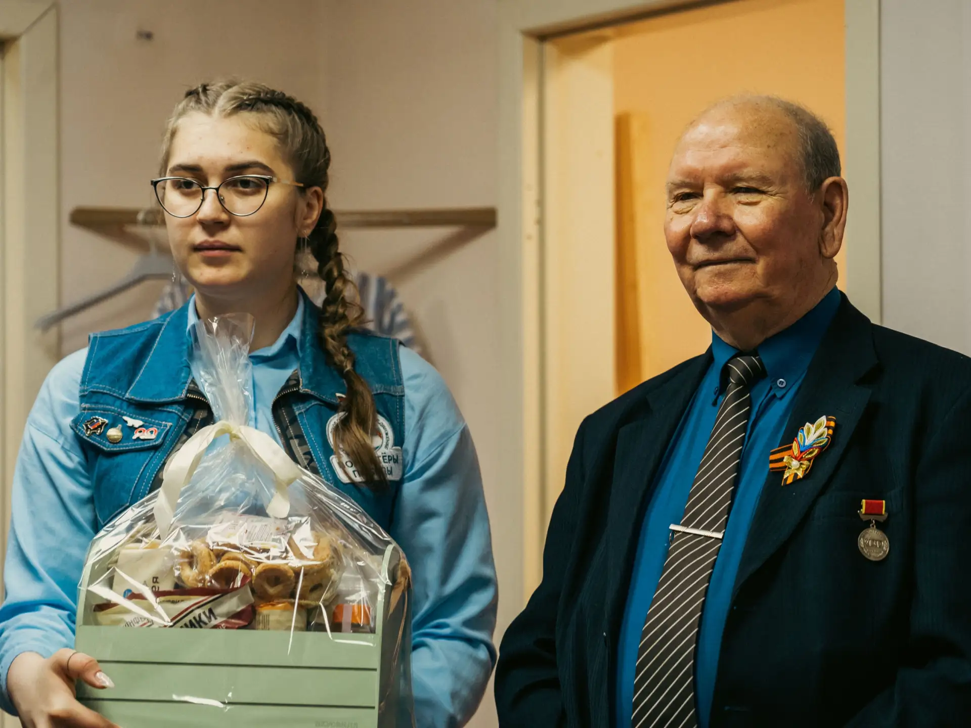 Волонтёры Победы Москвы посетили музейно-выставочный зал «Непокорённые» с бывшими узниками концлагер