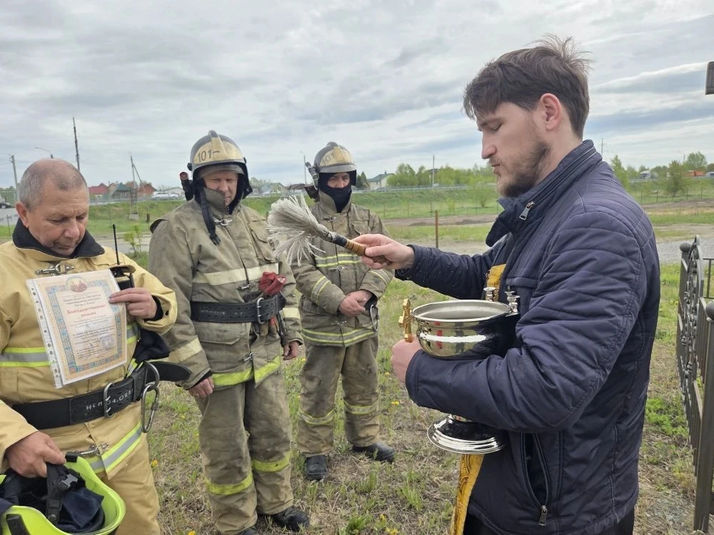 💨Шквалистый ветер опрокинул поклонный крест у въезда в посёлок Приобский. На помощь пришли пожарные 