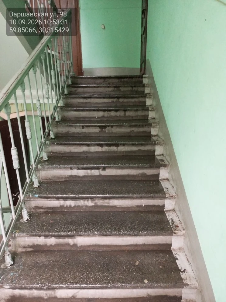 Уборка лестничных клеток в парадных многоквартирного дома по адресу: Варшавская улица, ...