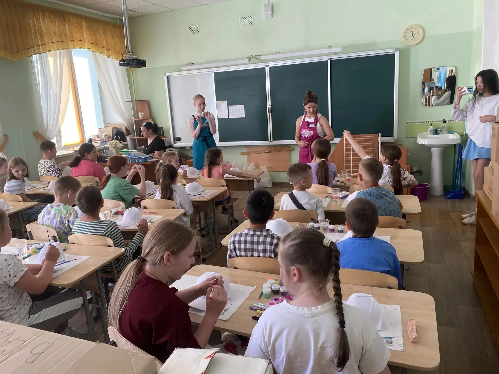 " Ещё один день в школьном лагере “Круто” прошел насыщенно и интересно. Дети  приняли участие в маст